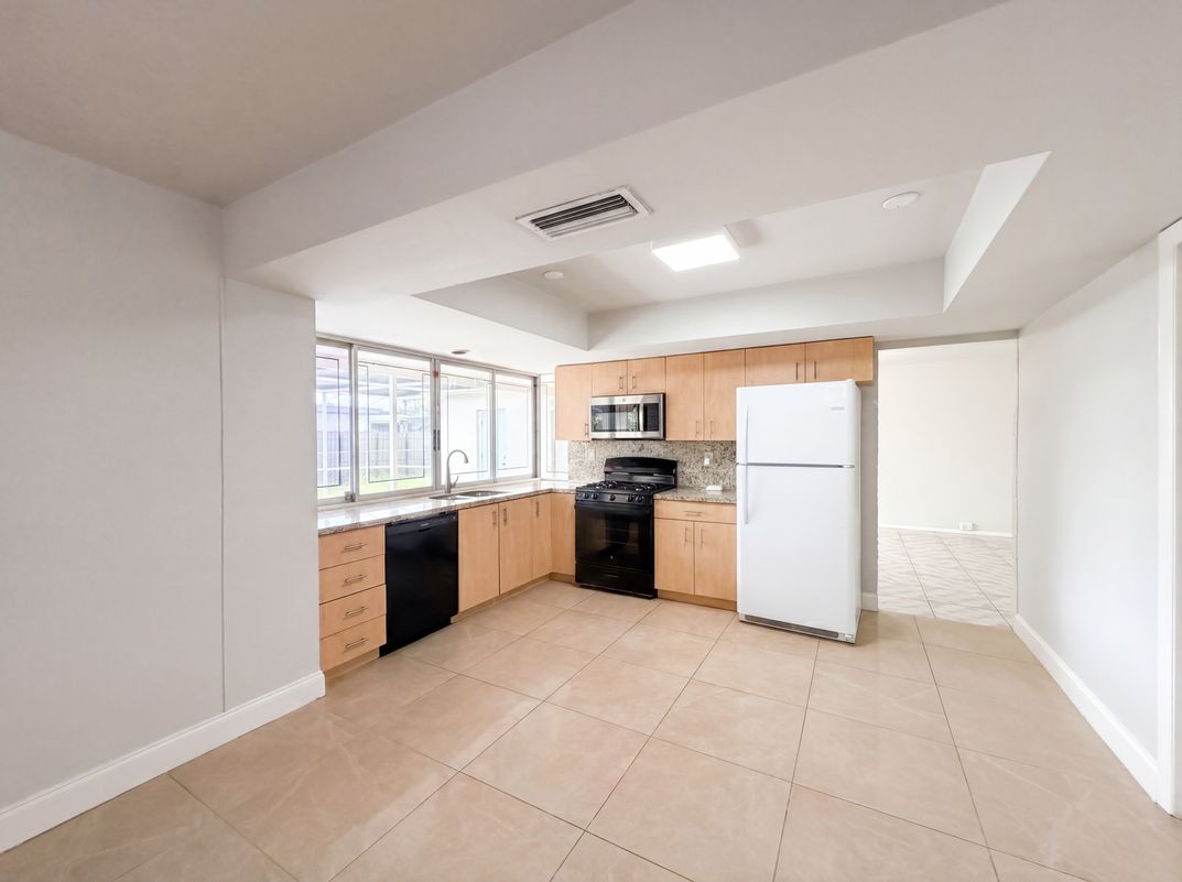 Photo 2 of 25 of 7141 Harbour Blvd, Miramar, FL