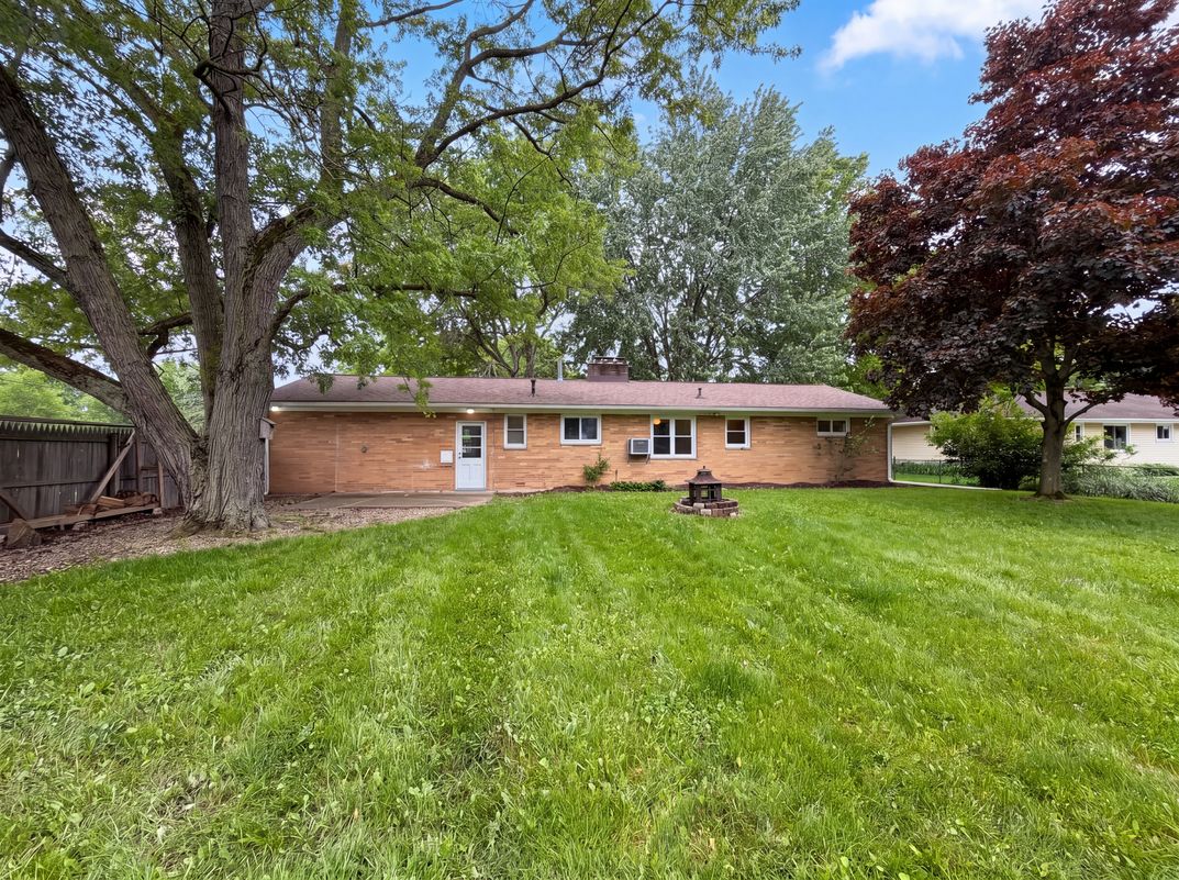 Photo 5 of 21 of 36700 Lakeland Dr, Avon, OH