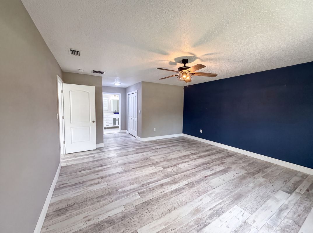 Photo 4 of 24 of 1044 E Lombardy Dr, Deltona, FL