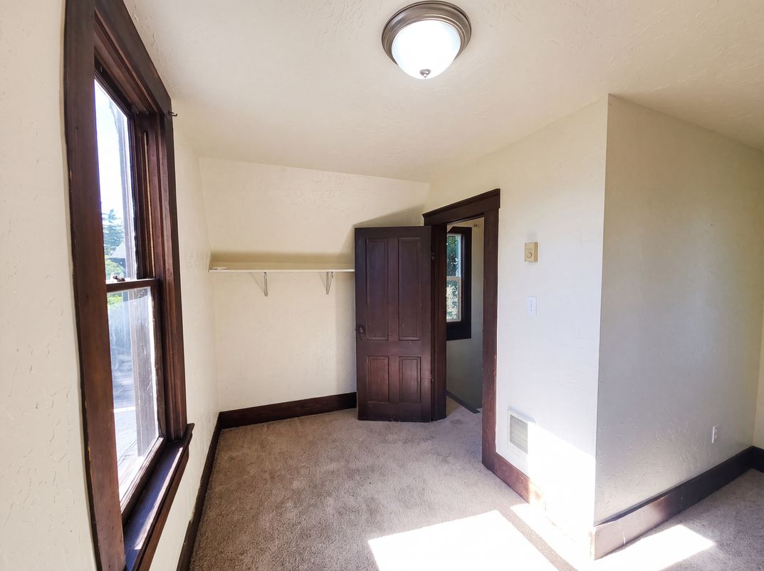 Photo 14 of 29 of 1011 Almaden St, Eugene, OR