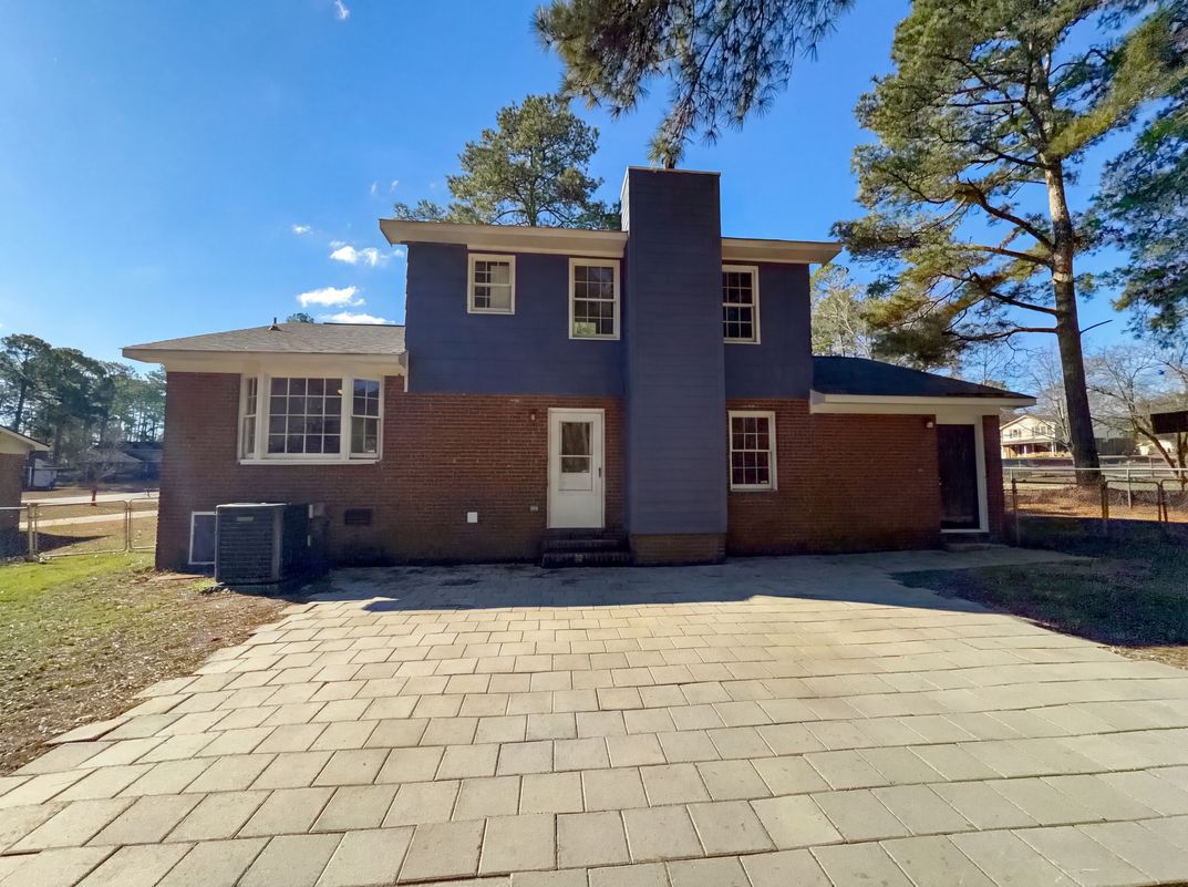 Photo 5 of 18 of 7594 Beverly Dr, Fayetteville, NC
