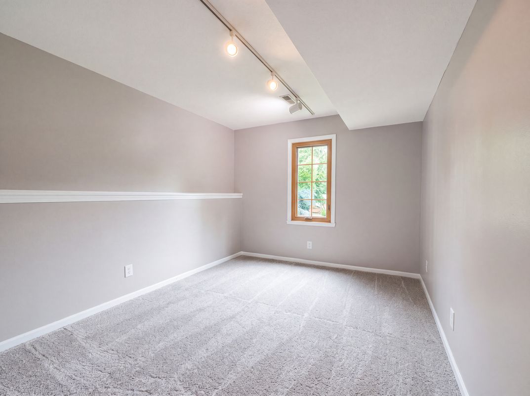 Photo 11 of 79 of 1503 Featherstone Rd, Rockford, IL