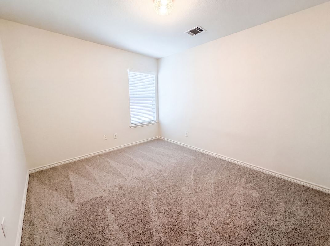 Photo 14 of 21 of 109 Eagle Dr, Luling, TX