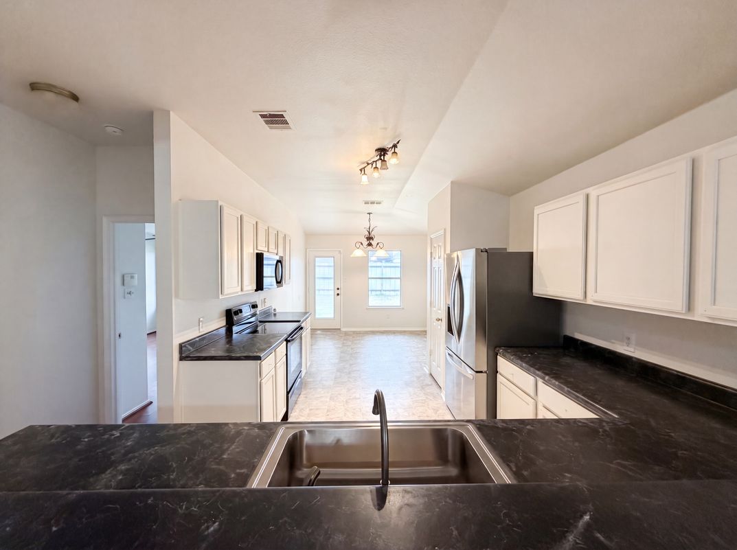 Photo 7 of 16 of 413 E Vega Ln, Killeen, TX