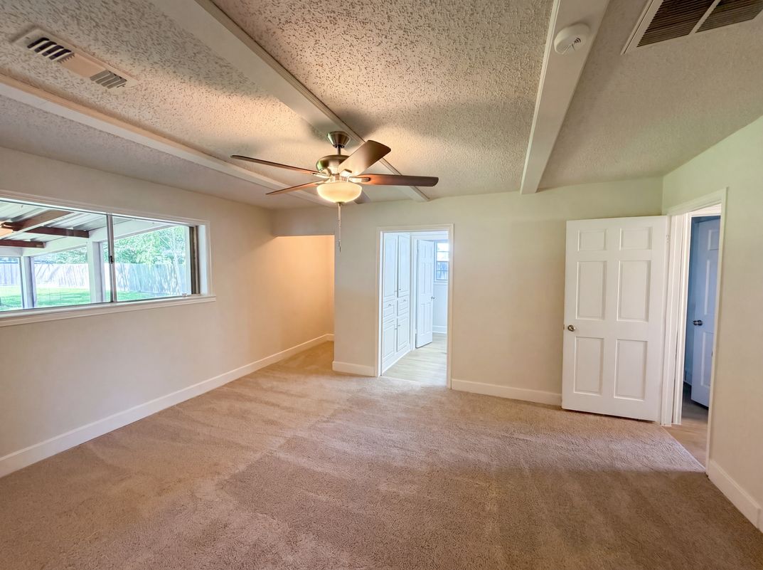 Photo 12 of 18 of 5917 Raza Rd, Pearland, TX