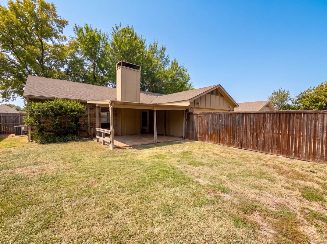 Photo 5 of 15 of 2739 April Hill Ln, Dallas, TX