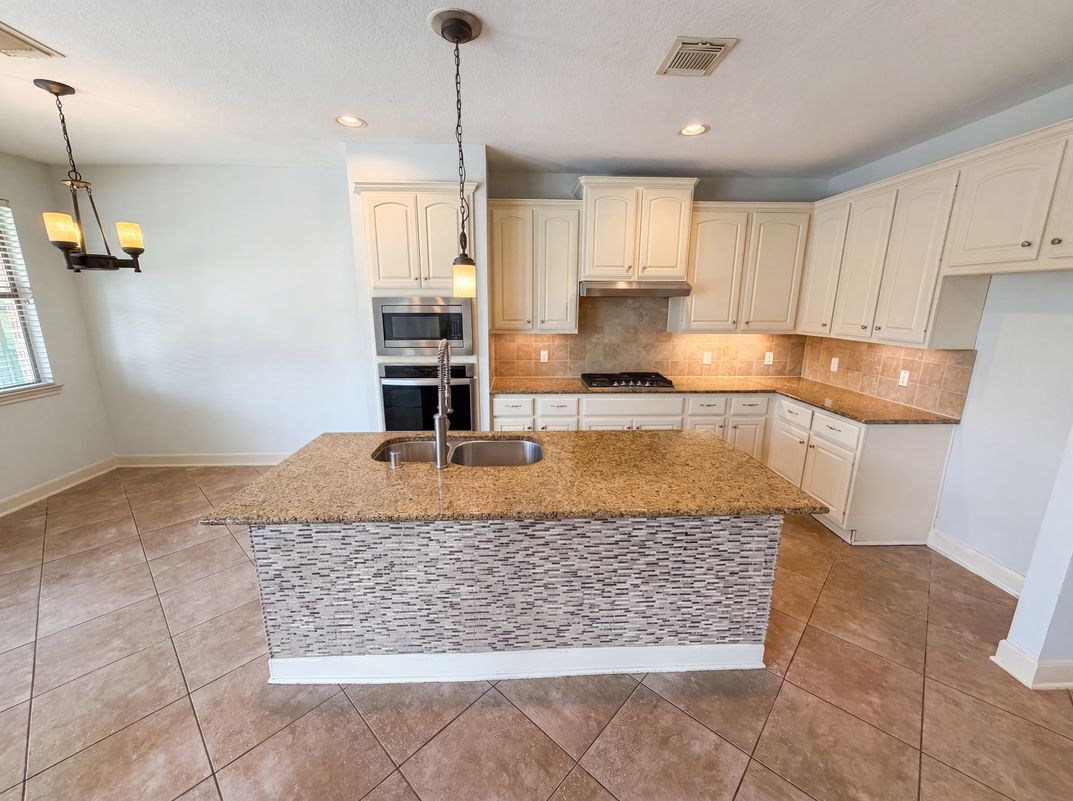 Photo 5 of 36 of 15822 Maple Shores Dr, Houston, TX