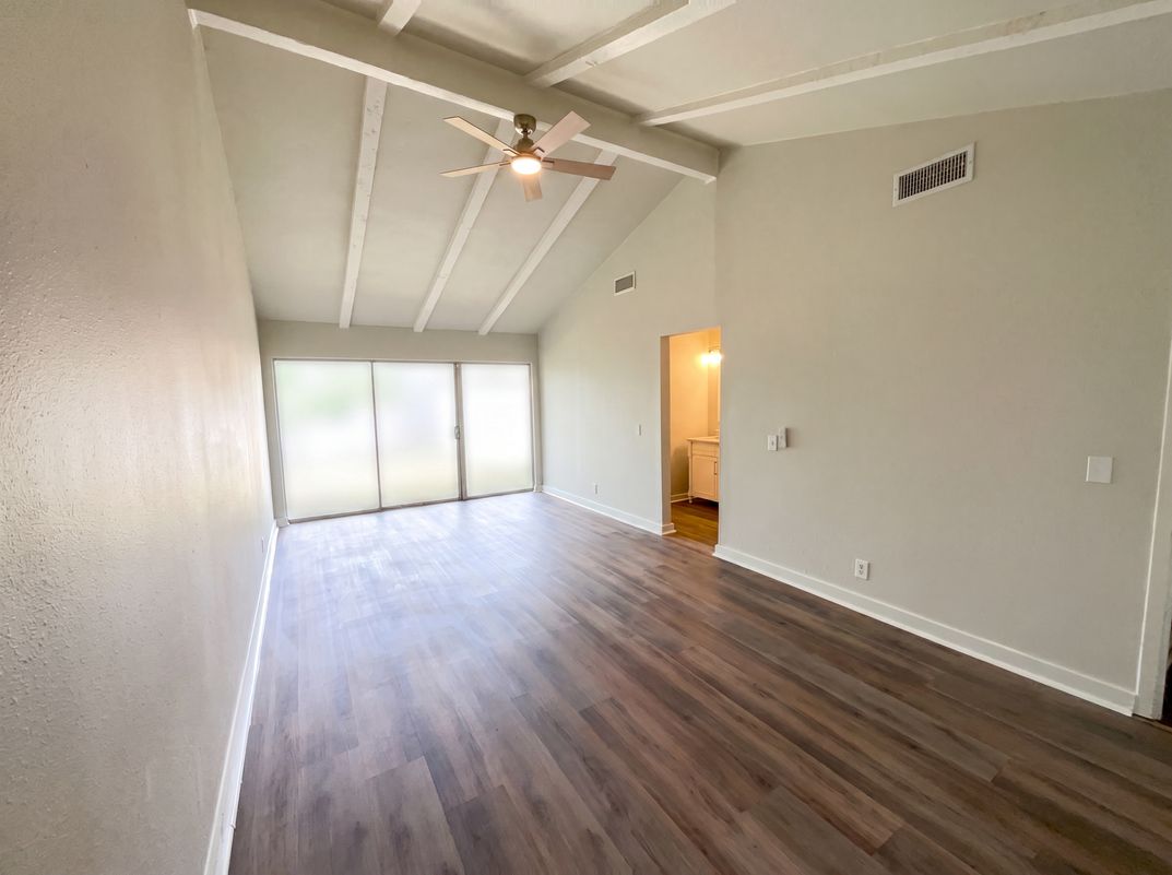 Photo 8 of 19 of 1154 S Ellison Dr, San Antonio, TX