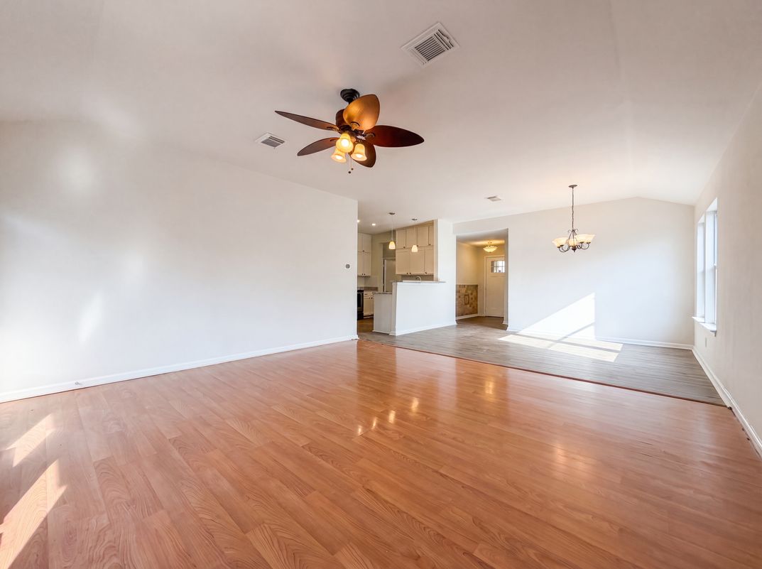 Photo 7 of 16 of 1620 Sunview Cir, New Braunfels, TX