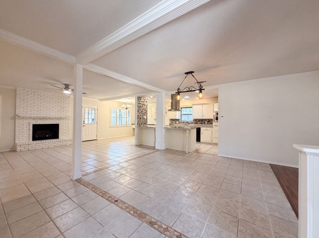 Photo 3 of 21 of 326 De Soto Dr, Universal City, TX