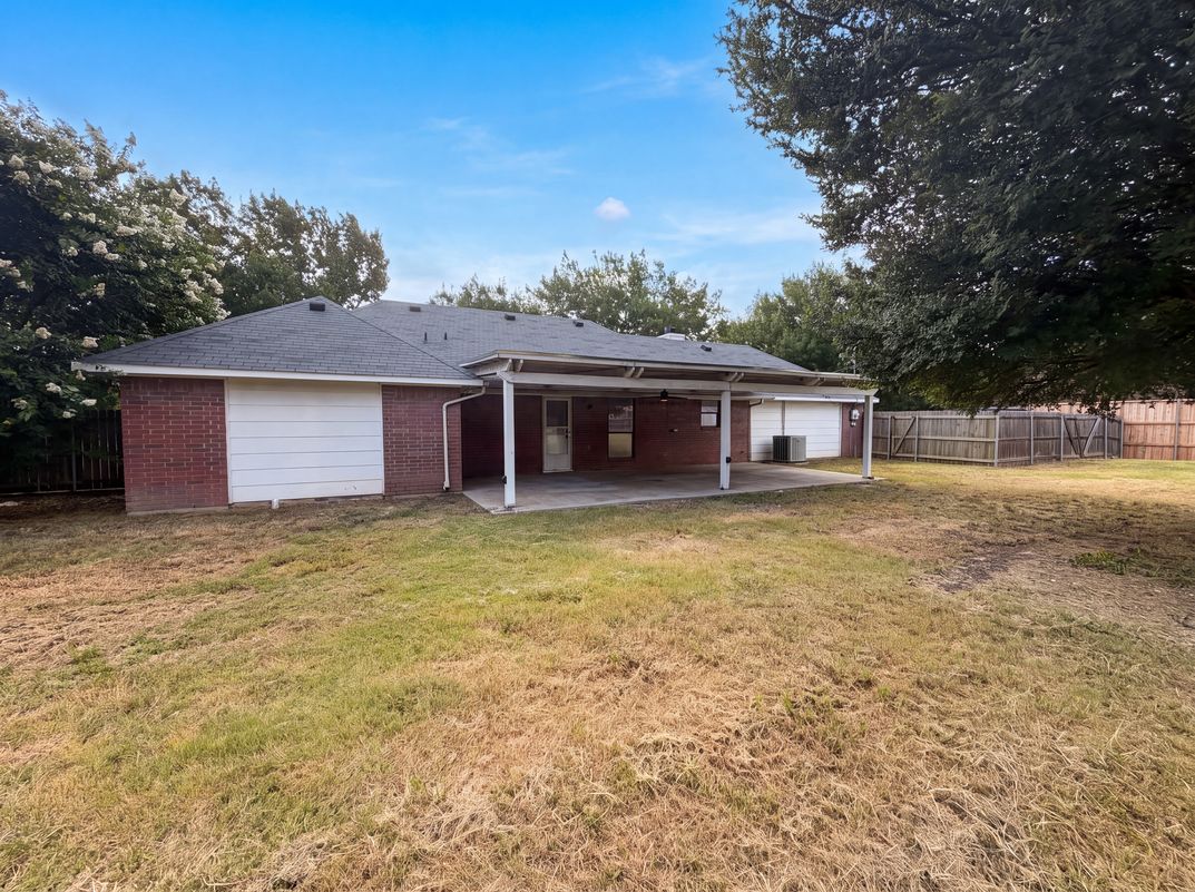 Photo 5 of 18 of 127 Jason Dr, Red Oak, TX