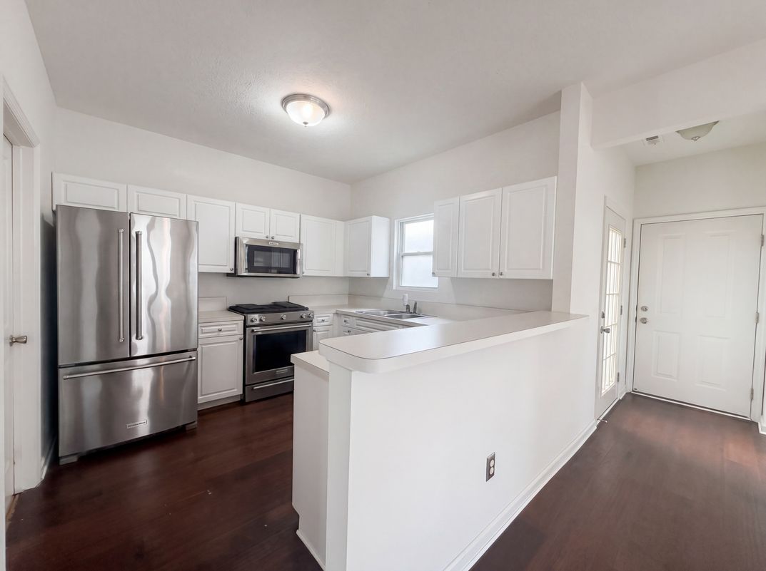 Property photo 2 of 825 Summerville Dr