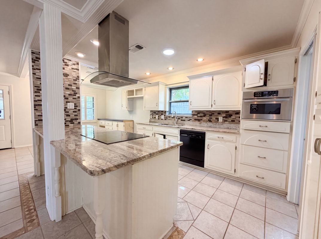 Photo 7 of 21 of 326 De Soto Dr, Universal City, TX