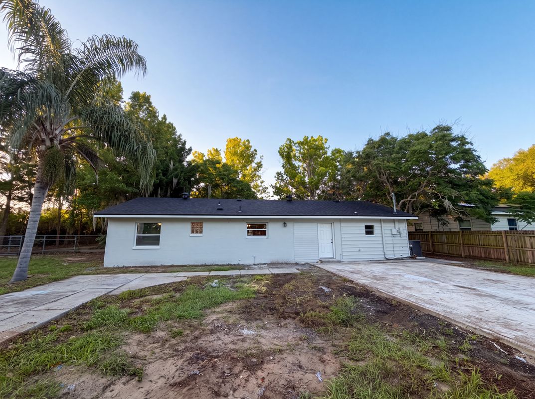 Photo 5 of 21 of 827 Dora Ave, Tavares, FL