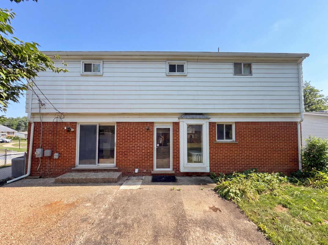 Photo 5 of 23 of 14743 Ronnie Ln, Livonia, MI