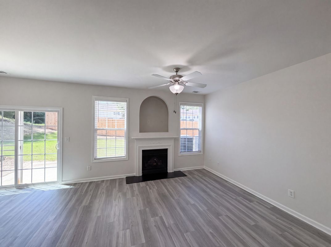 Photo 8 of 23 of 1019 Ivydale Cir, Lawrenceville, GA