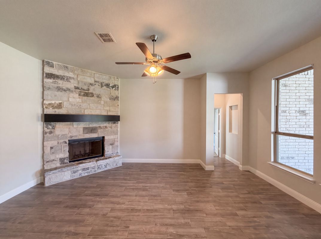 Property photo 3 of 1530 Woodmere Dr