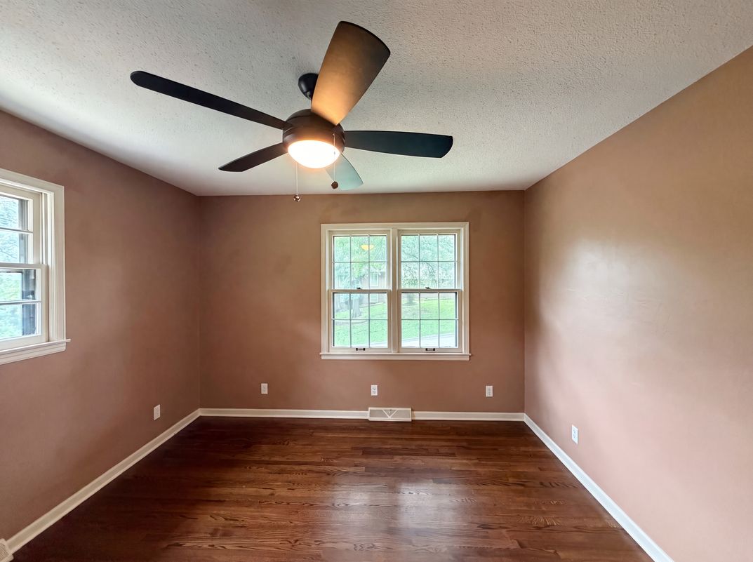 Photo 8 of 23 of 4321 NW Briarcliff Ln, Kansas City, MO