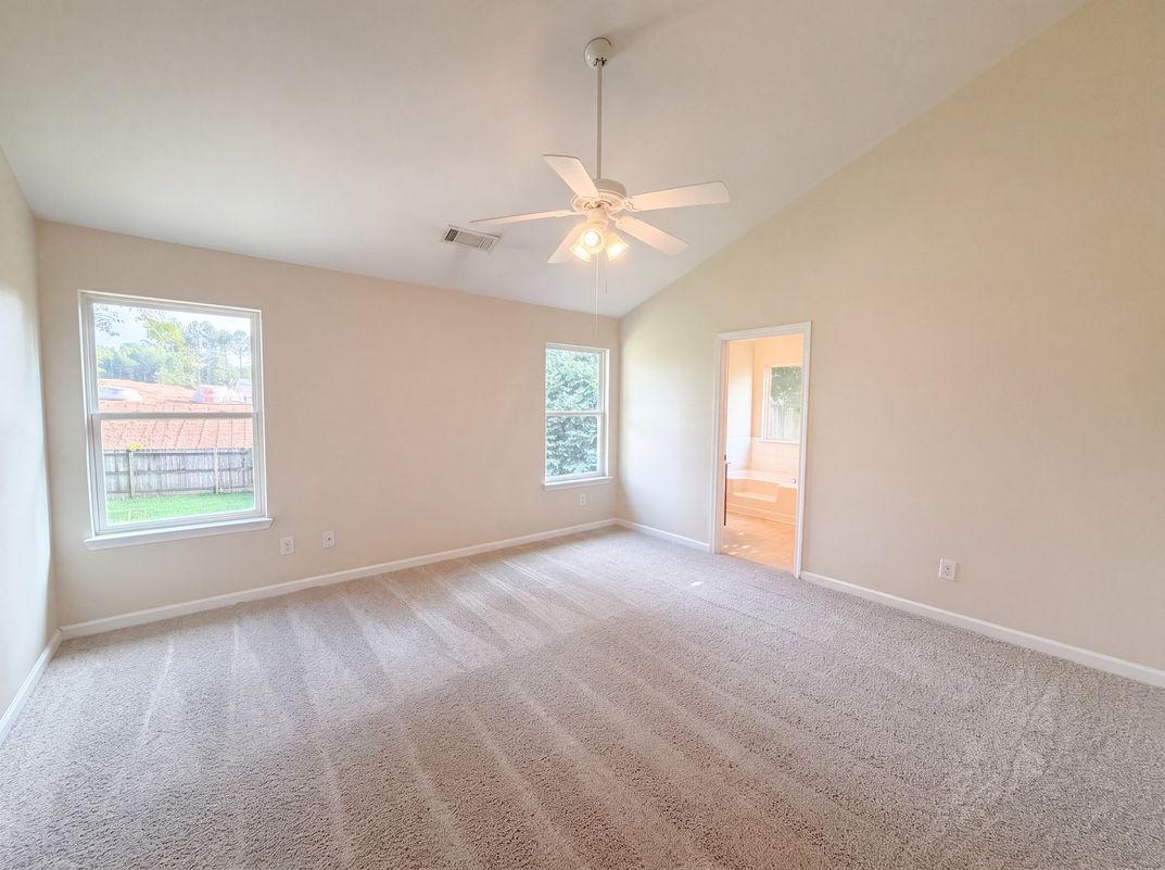 Photo 4 of 17 of 453 Castle Top Ln, Lawrenceville, GA