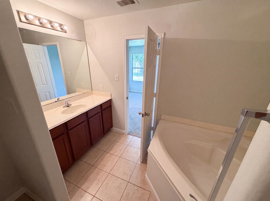 Photo 12 of 19 of 907 Amaryllis Rd, Baytown, TX