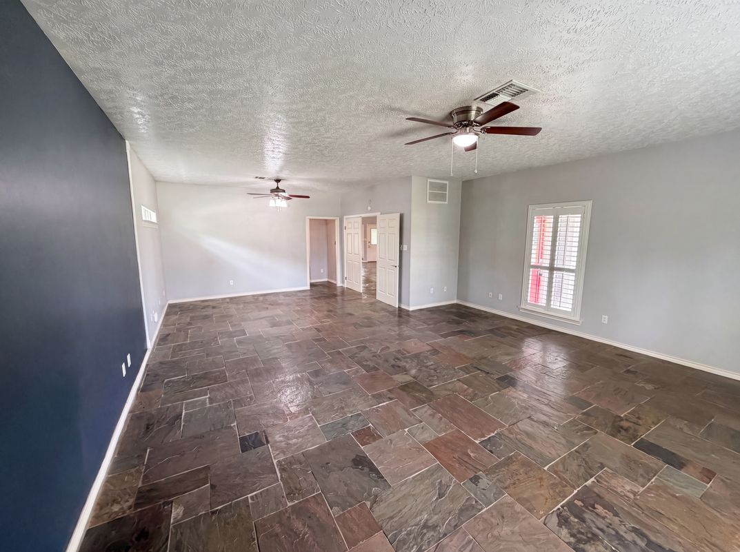 Photo 6 of 19 of 7934 Round Rock Dr, Houston, TX