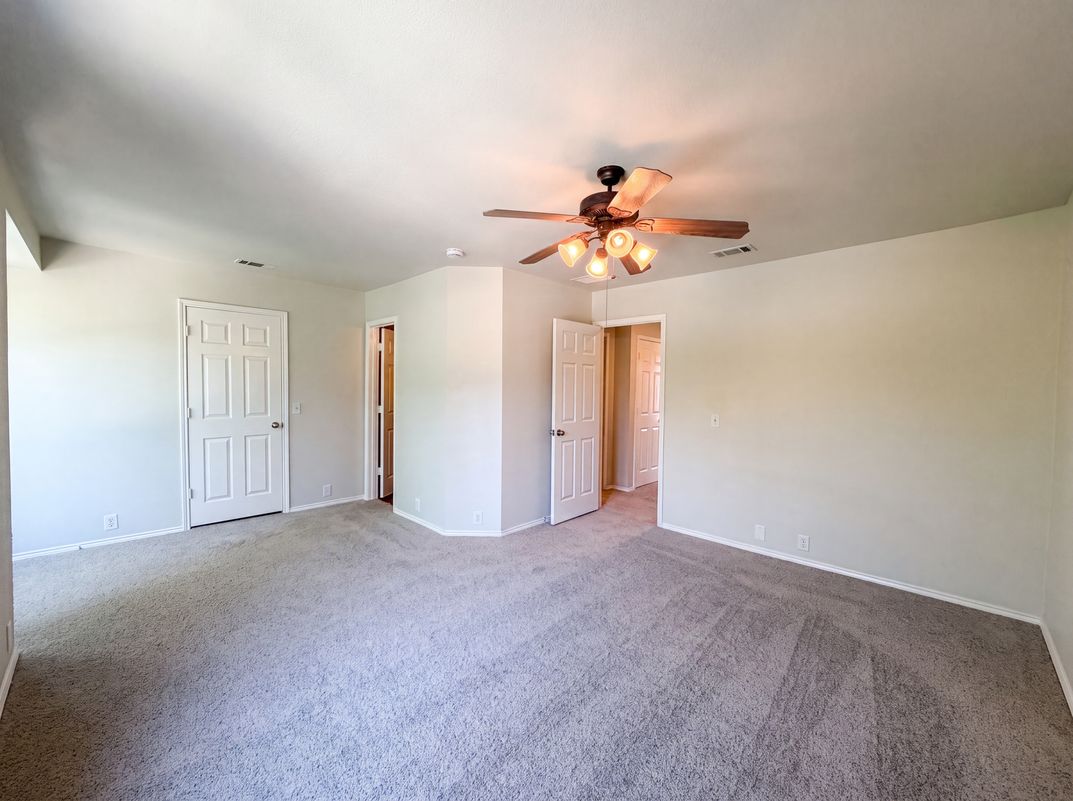 Photo 4 of 26 of 10636 Traymore Dr, Fort Worth, TX