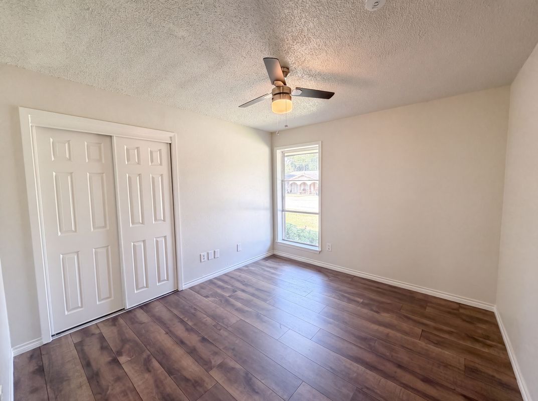 Photo 12 of 25 of 2136 Mountainview Dr, Hurst, TX