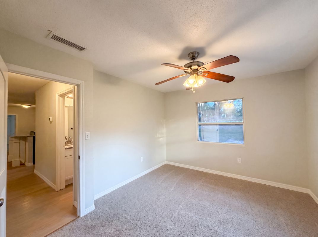 Photo 15 of 21 of 827 Dora Ave, Tavares, FL