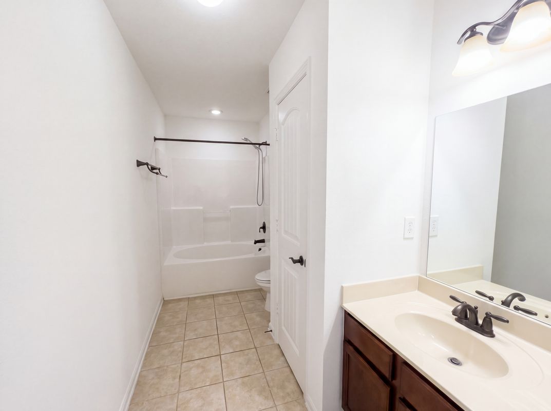 Photo 17 of 26 of 172 Bermuda Lakes Dr, Meridianville, AL