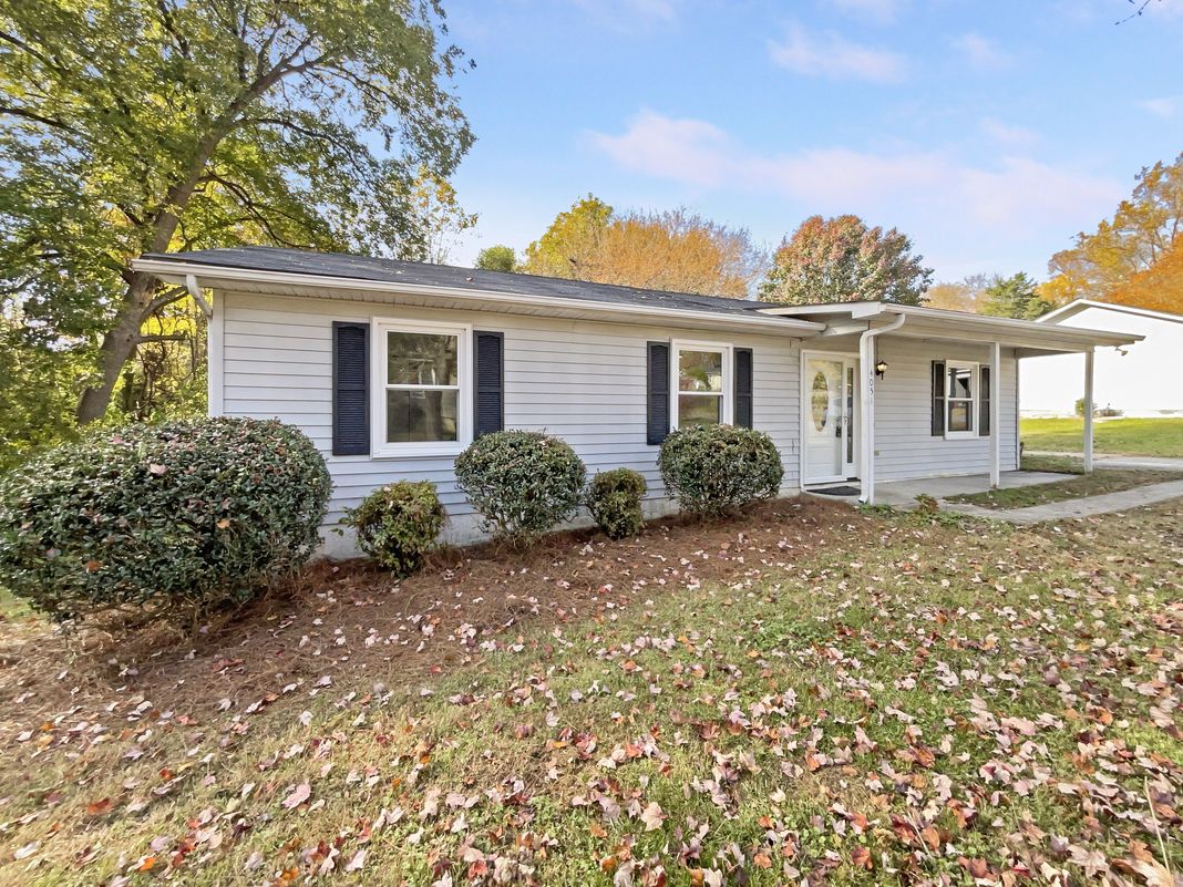 Photo 7 of 18 of 4051 Gordon Ct, Winston Salem, NC