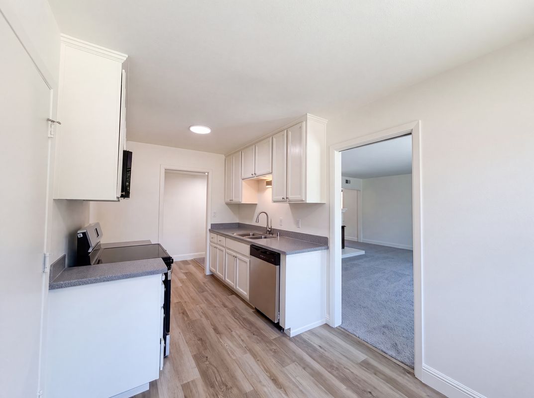 Photo 6 of 41 of 4601 Summit Way, Sacramento, CA