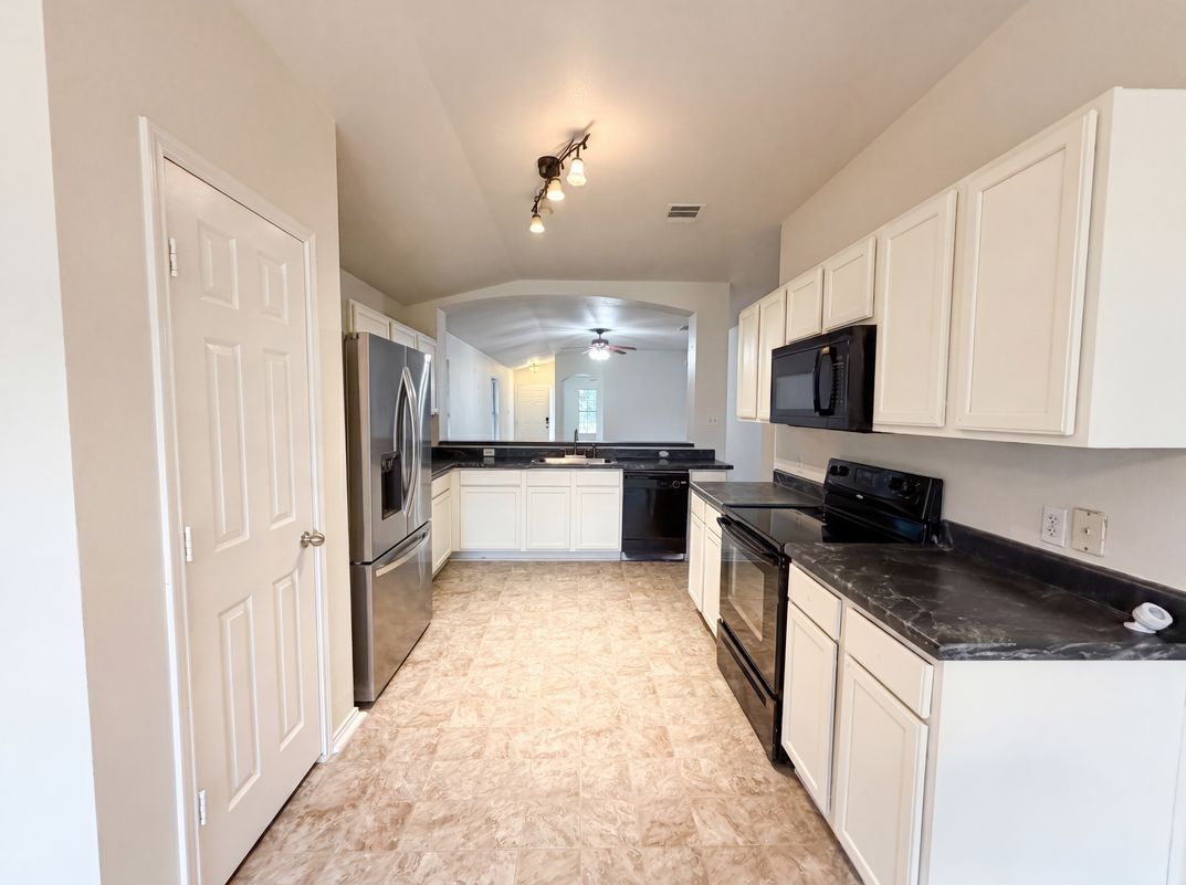 Photo 2 of 16 of 413 E Vega Ln, Killeen, TX