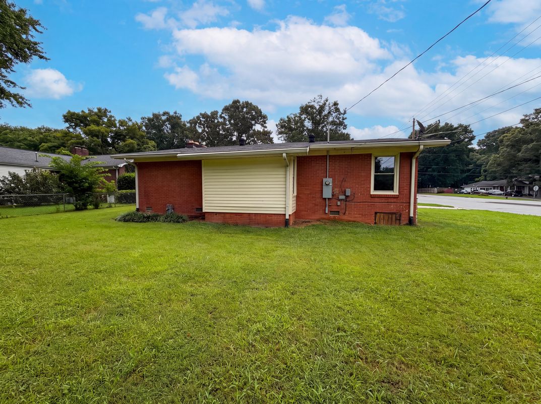 Photo 5 of 17 of 1951 Taylor Dr, Gastonia, NC
