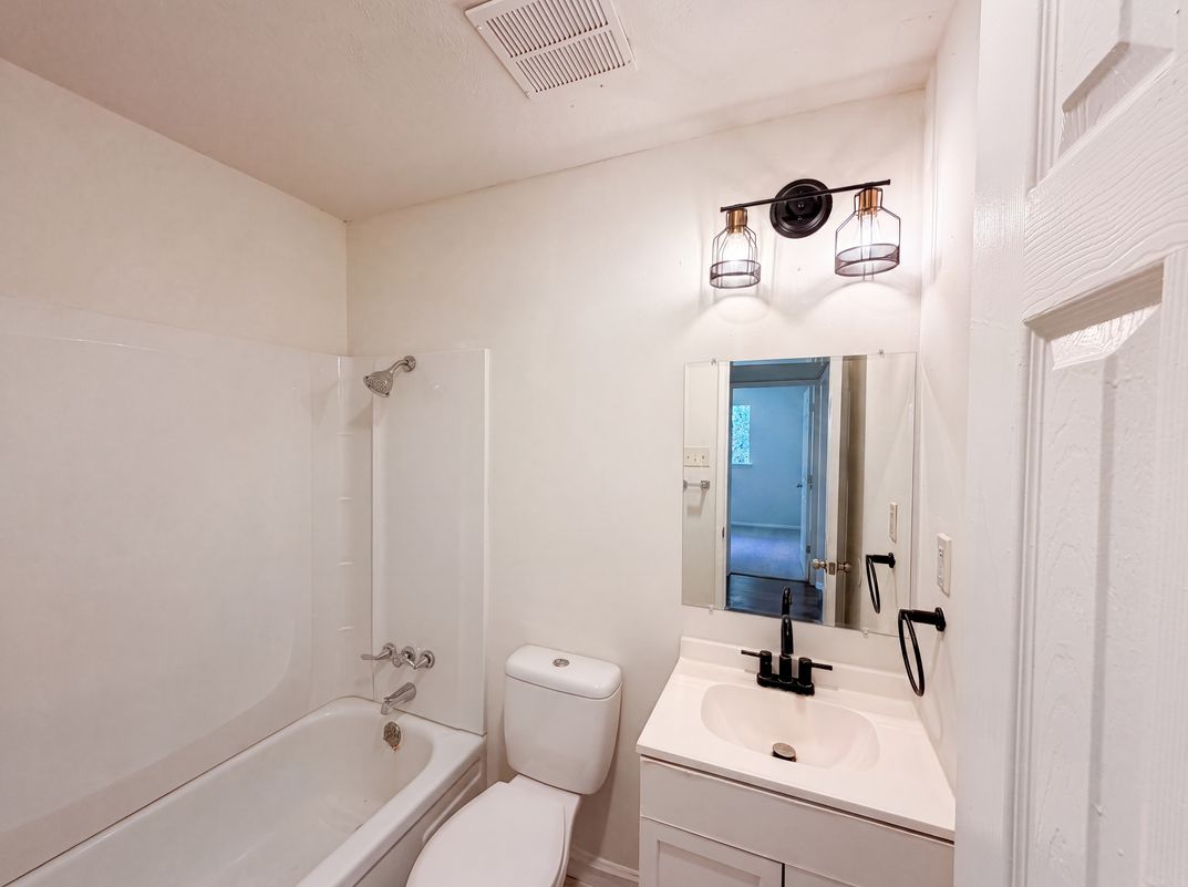 Photo 14 of 18 of 414 Meadowhill Dr, Garland, TX