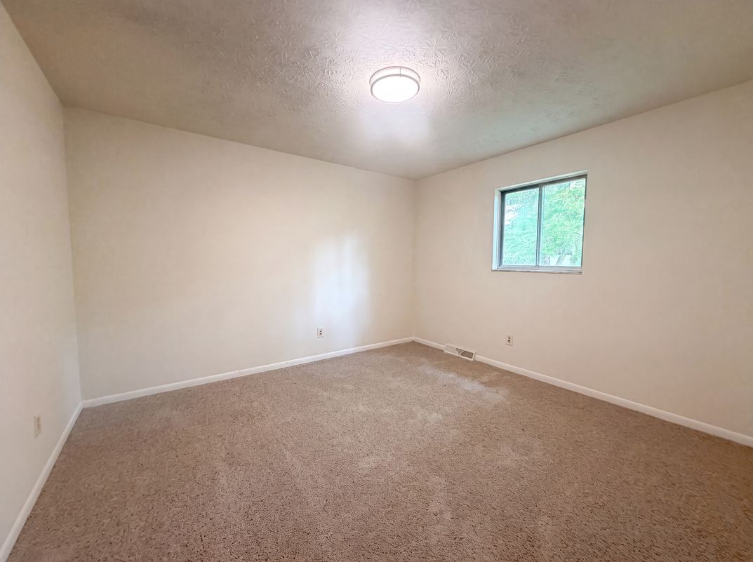 Photo 4 of 24 of 5129 Etna Rd, Columbus, OH