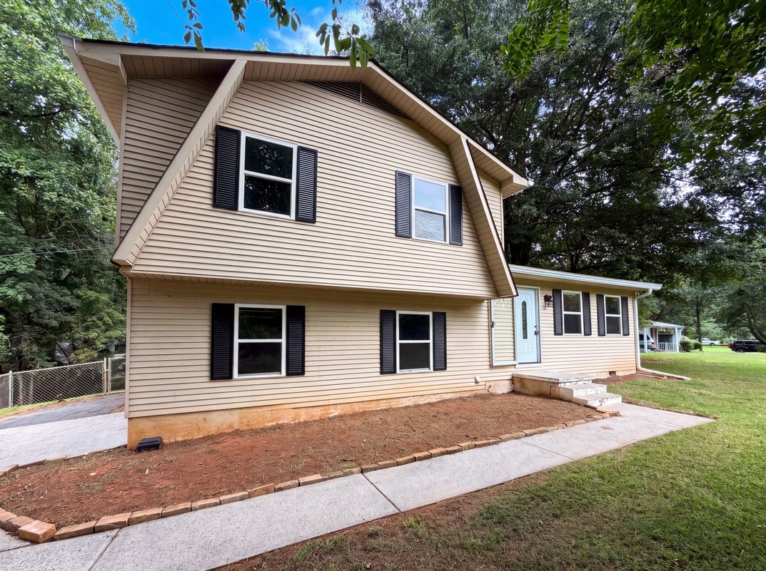 Photo 18 of 25 of 3691 Lavilla Dr, Powder Springs, GA