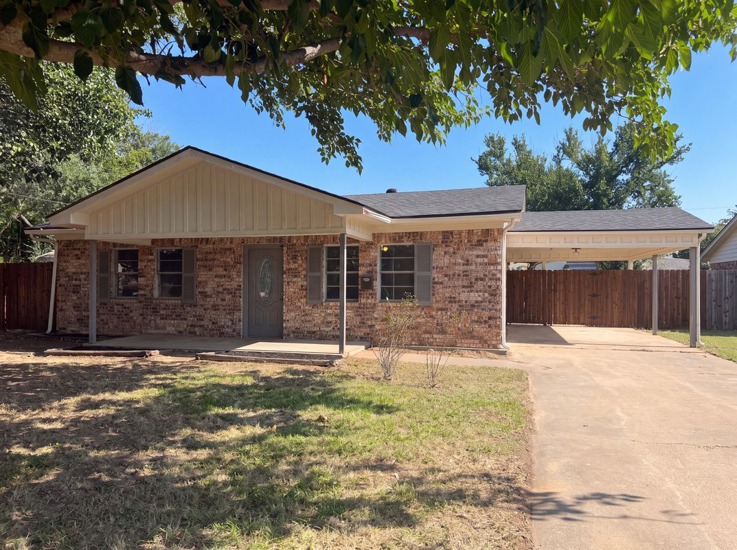 Photo 17 of 19 of 502 Jennings St, Nocona, TX