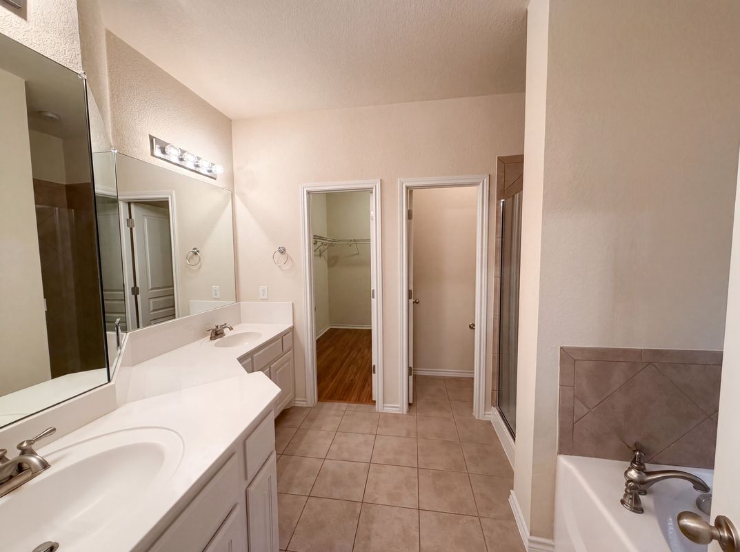 Photo 14 of 20 of 9816 Mullins Crossing Dr, Fort Worth, TX
