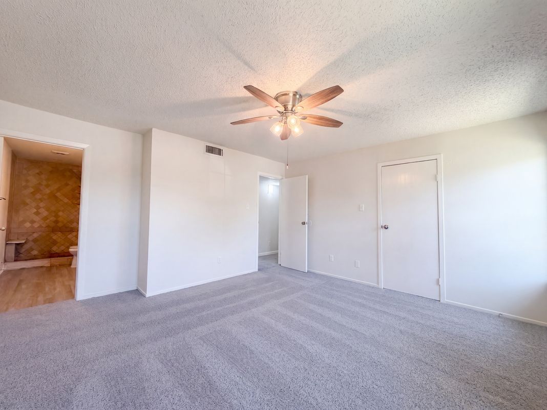 Photo 11 of 23 of 526 Royal Valley Rd, Grand Prairie, TX