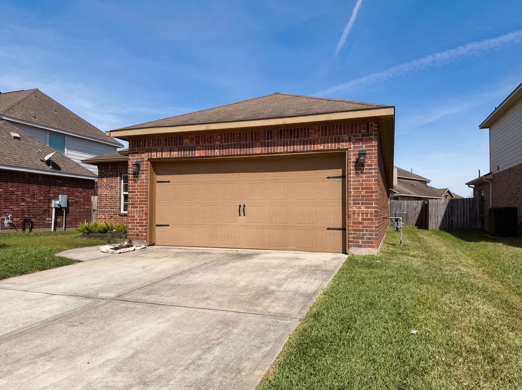 Photo 7 of 23 of 1038 Cash St, Alvin, TX