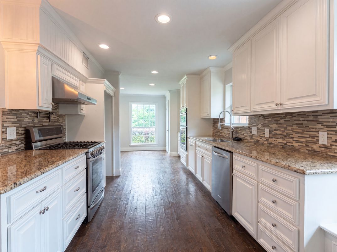 Photo 9 of 22 of 3308 Brookhaven Club Dr, Dallas, TX