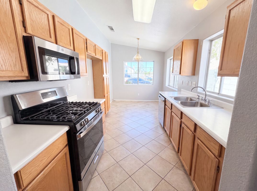 Photo 6 of 33 of 9121 Indian Breeze Dr, Las Vegas, NV