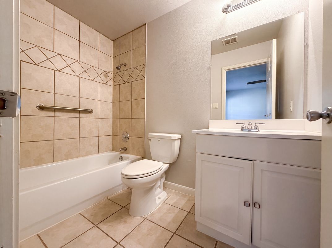 Photo 10 of 16 of 40 Chapel Hill Cir, San Antonio, TX