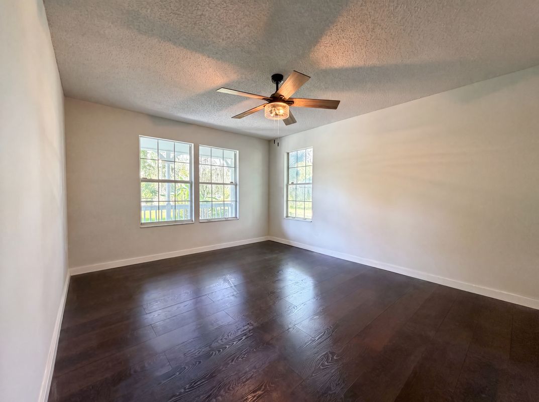Photo 7 of 20 of 321 Paradise Cir, Satsuma, FL