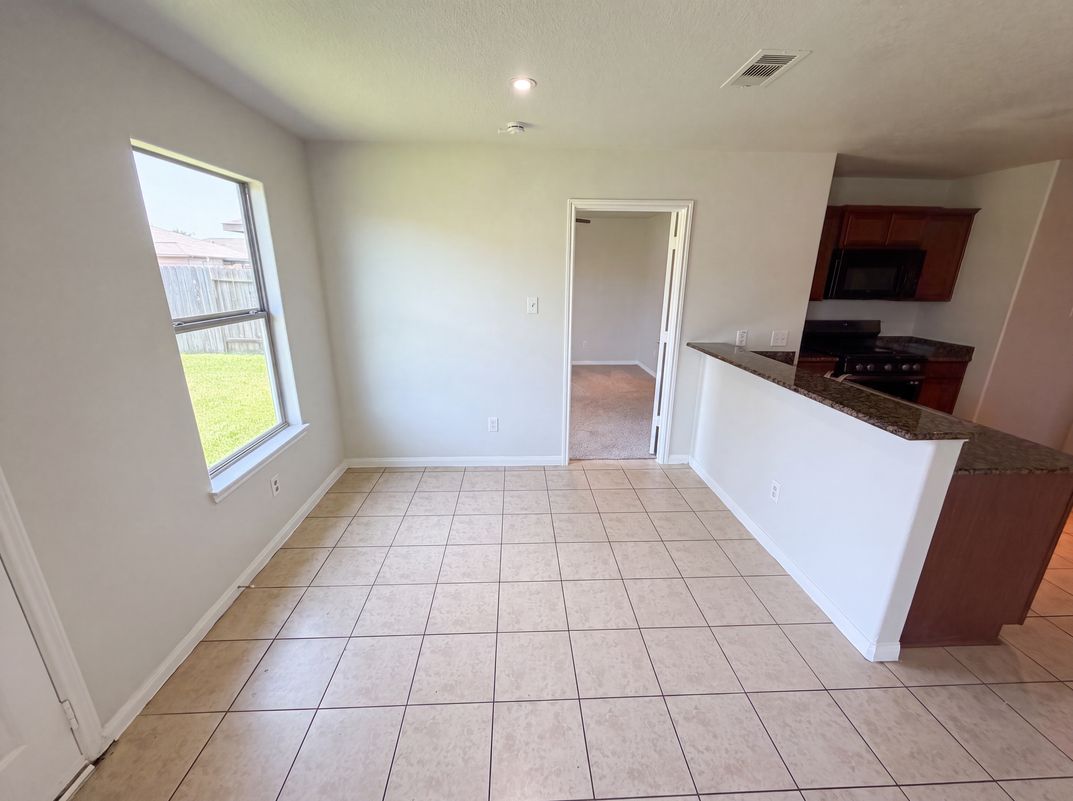 Photo 6 of 19 of 907 Amaryllis Rd, Baytown, TX