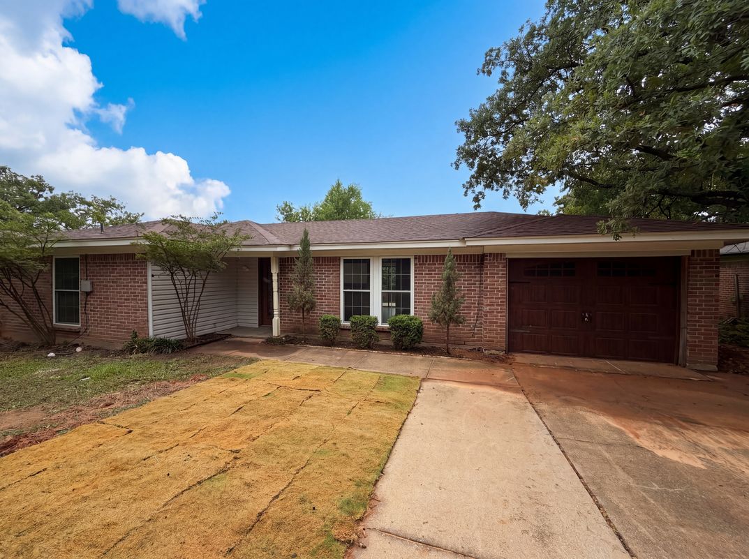 Photo 7 of 19 of 512 Lake Crest Pkwy, Azle, TX