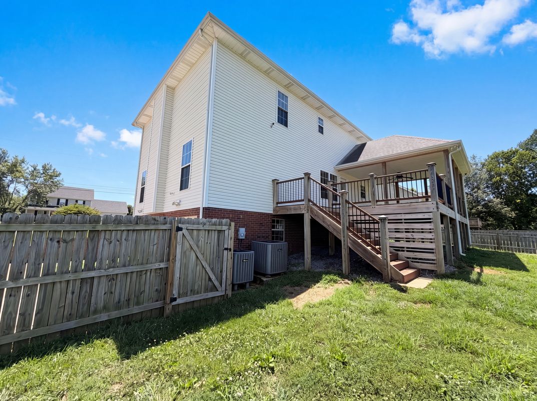 Photo 18 of 24 of 1117 Thornberry Dr, Clarksville, TN