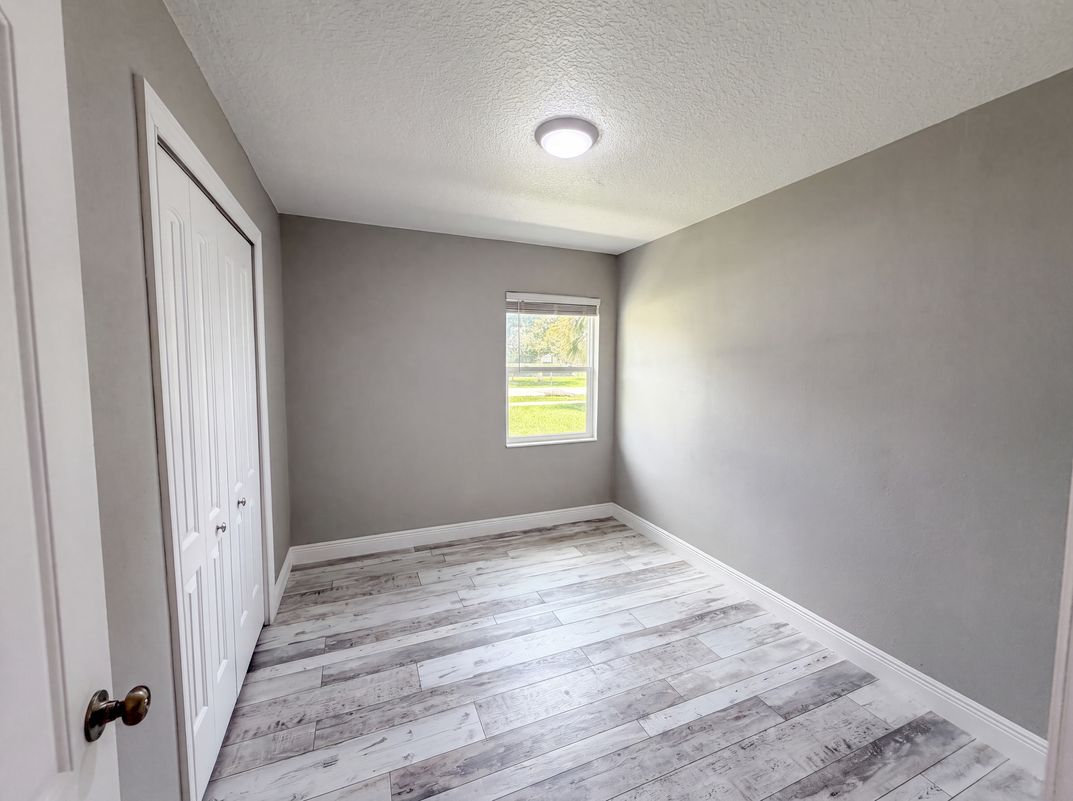 Photo 12 of 24 of 1044 E Lombardy Dr, Deltona, FL
