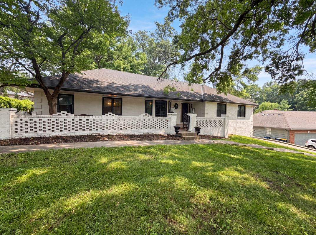 Photo 18 of 23 of 4321 NW Briarcliff Ln, Kansas City, MO
