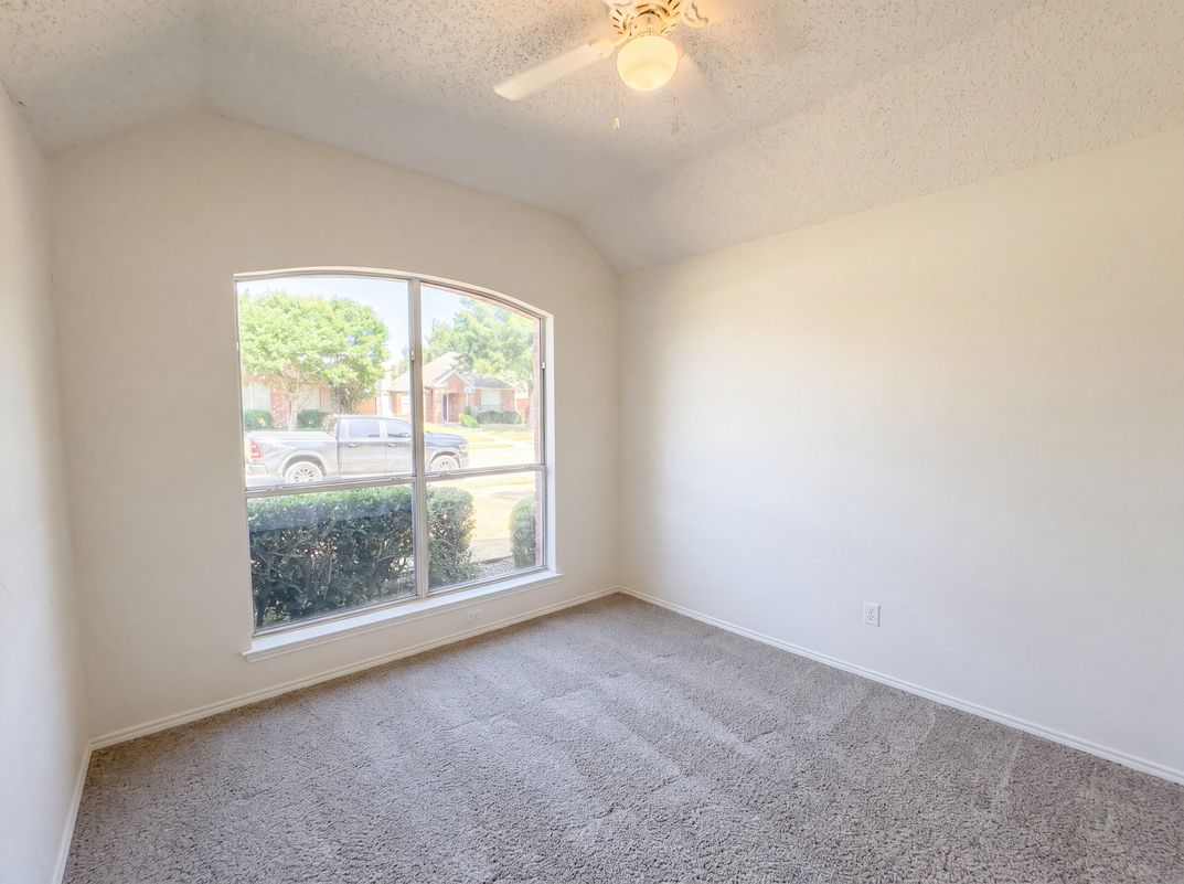 Photo 8 of 26 of 7008 Chateau Dr, Frisco, TX